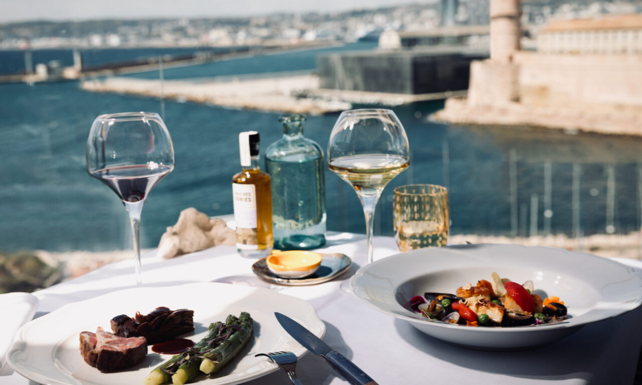 Les Trois Forts est un restaurant gastronomique situé au dernier étage du Sofitel. Il propose une cuisine locale et une vue imprenable sur le port de Marseille (terrasse)
