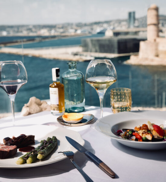 Les Trois Forts est un restaurant gastronomique situé au dernier étage du Sofitel. Il propose une cuisine locale et une vue imprenable sur le port de Marseille (terrasse)