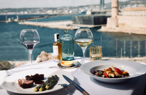 Les Trois Forts est un restaurant gastronomique situé au dernier étage du Sofitel. Il propose une cuisine locale et une vue imprenable sur le port de Marseille (terrasse)
