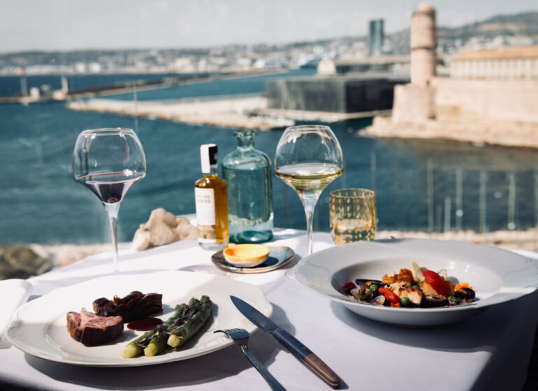 Les Trois Forts est un restaurant gastronomique situé au dernier étage du Sofitel. Il propose une cuisine locale et une vue imprenable sur le port de Marseille (terrasse)