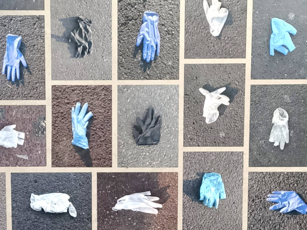 Pychodémie, exposition à Marseille : gants photographiés par Antoine d'Agata