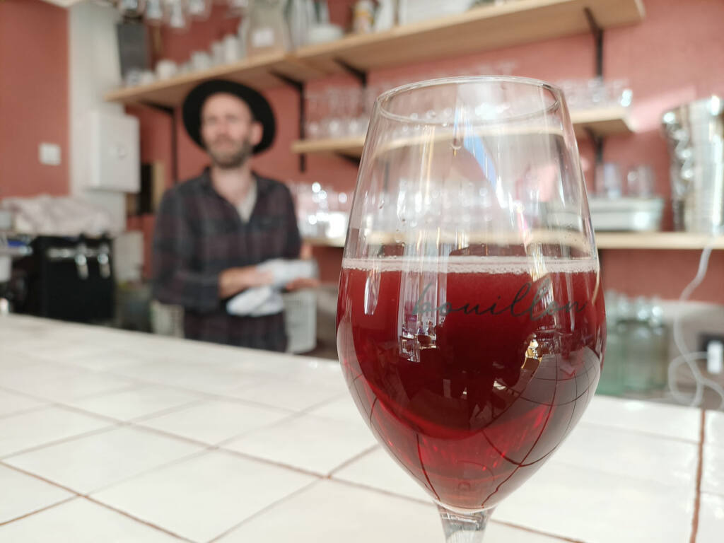 Bouillon, bistrot moderne à Marseille : vin nature sur comptoir