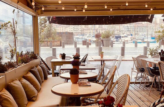 Le Fioupelan est un restaurant situé dans le quartier du Vieux-Port à Marseille (banquette terrasse)