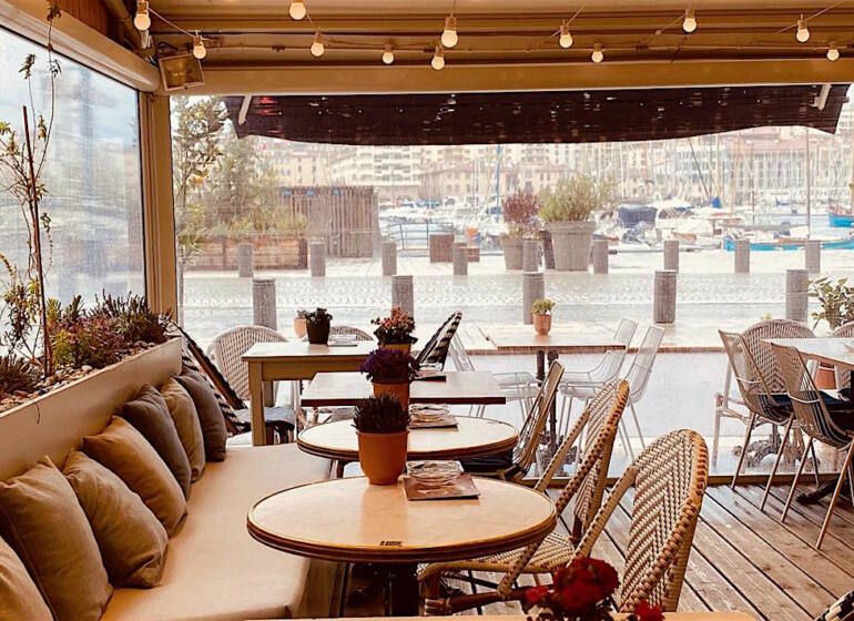Le Fioupelan est un restaurant situé dans le quartier du Vieux-Port à Marseille (banquette terrasse)