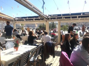 Le Fioupelan est un restaurant situé dans le quartier du Vieux-Port à Marseille (terrasse)