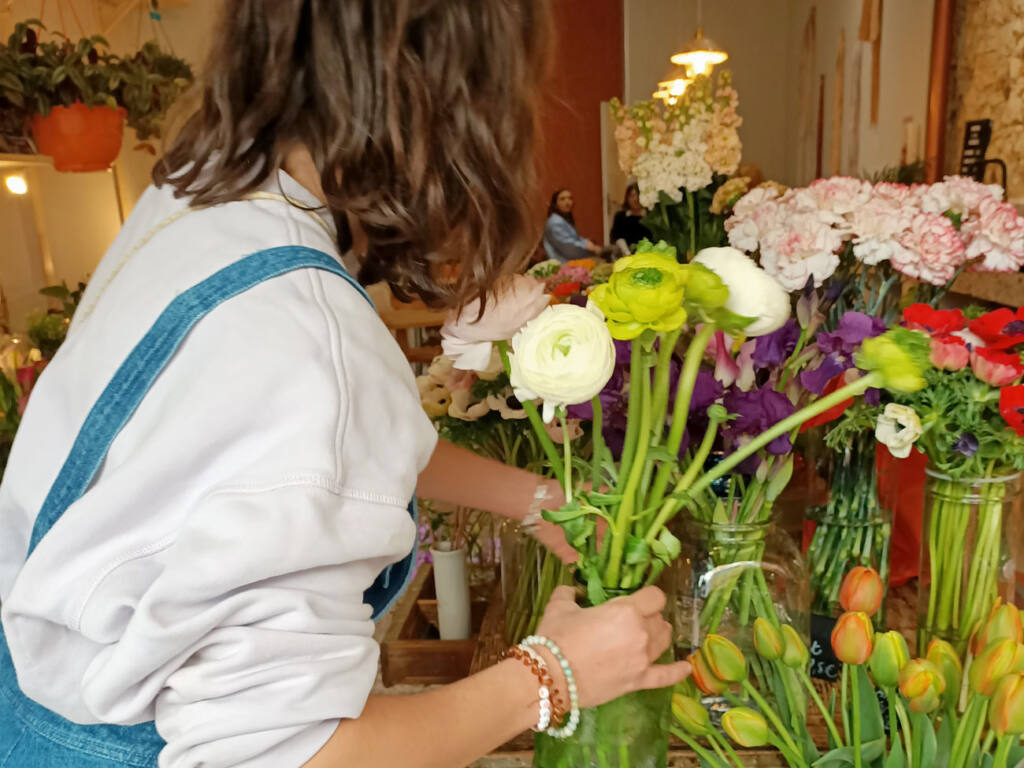 La Butinerie : café fleuriste à Marseille : Mathilde arrange les bouquets