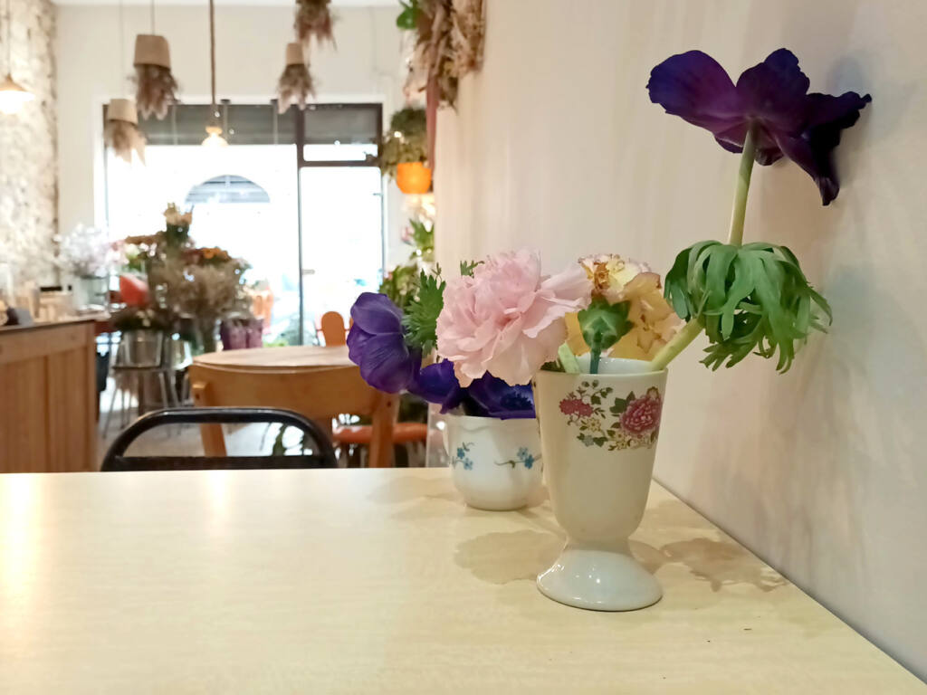 La Butinerie : café fleuriste à Marseille : bouquets sur tables
