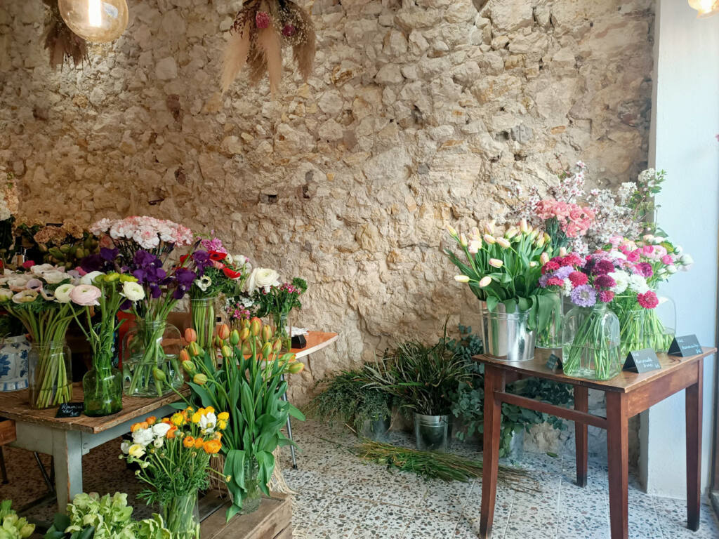 La Butinerie : café fleuriste à Marseille : fleurs sur table