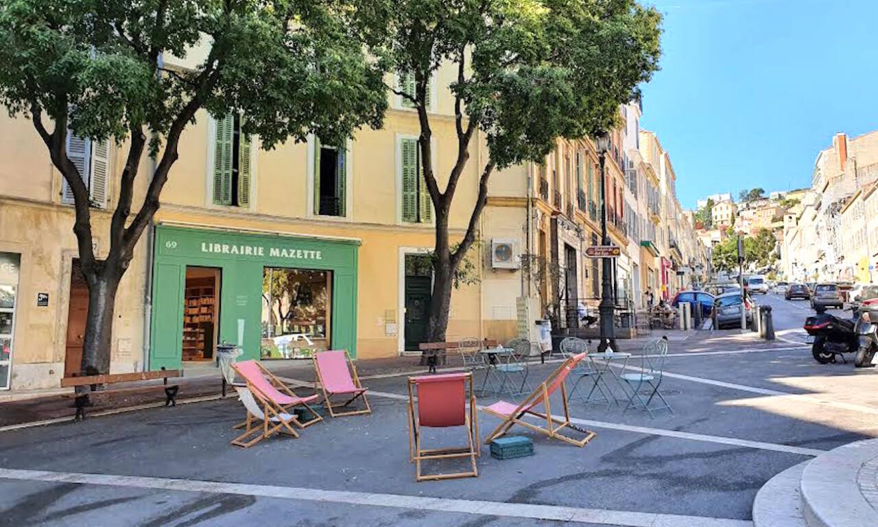 Mazette est une librairie située à Vauban à Marseille (devanture et place)