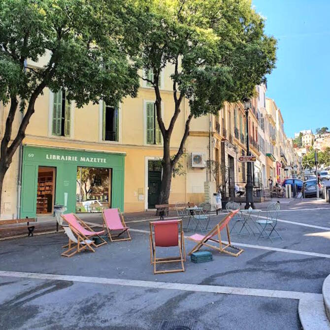 Mazette est une librairie située à Vauban à Marseille (devanture et place)