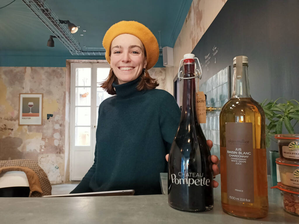 Chateau Pompette, vin en vrac à Marseille : Charlotte avec une bouteille consignée