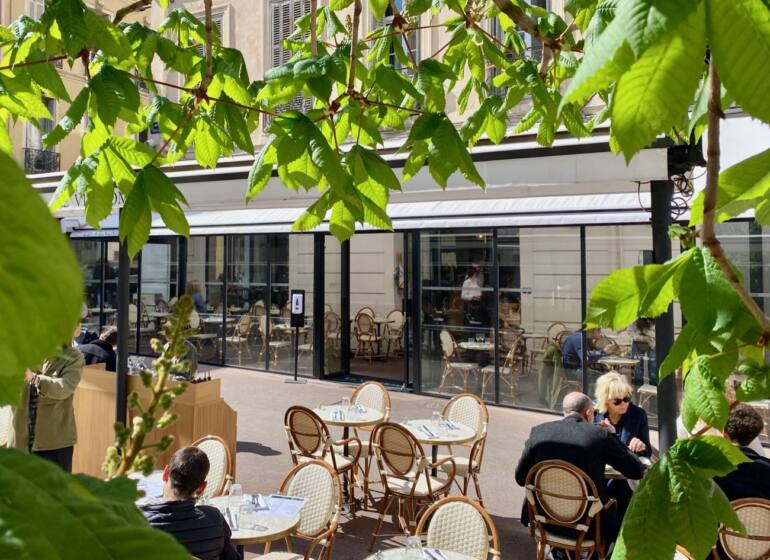 Le Vendôme, brasserie on Place Lulli in Marseille, city guide love spots (shaded Terrasse)