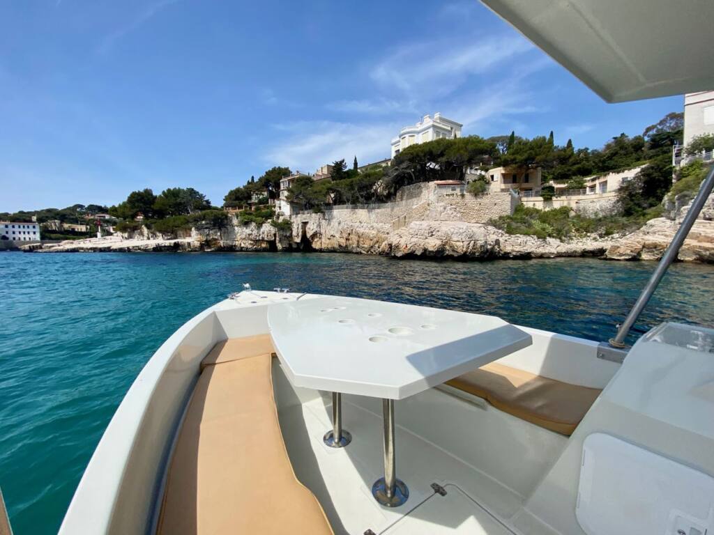JFC Boat, electric boats in Cassis, city guide love spots (at sea)
