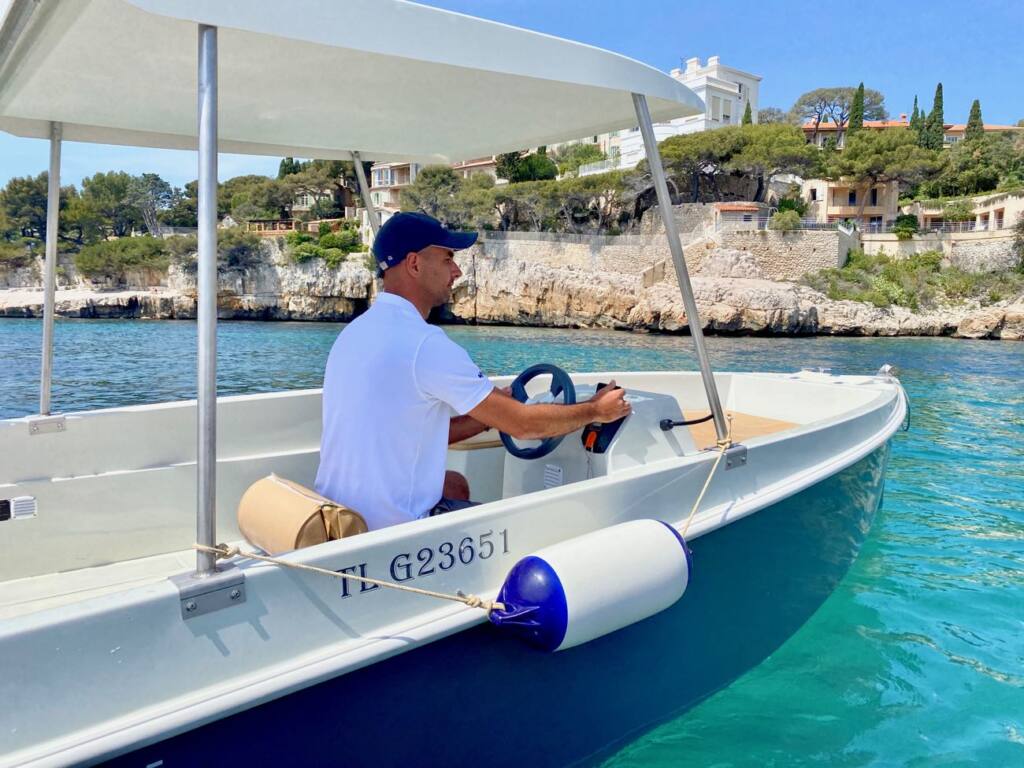 JFC Boat, electric boats in Cassis, city guide love spots (at the wheel)