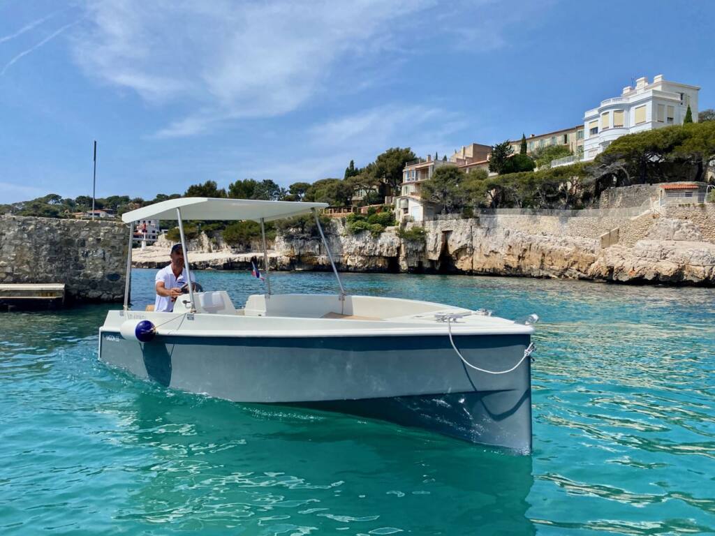 JFC Boat, electric boats in Cassis, city guide love spots (in port)