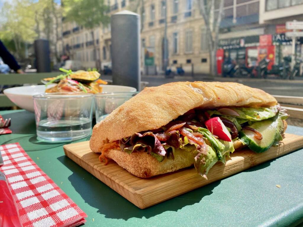 La Cuisine de Gagny : restaurant bio, de produits locaux et de saison sur le Boulevard Chave à Marseille (kebab pain ciabatta)