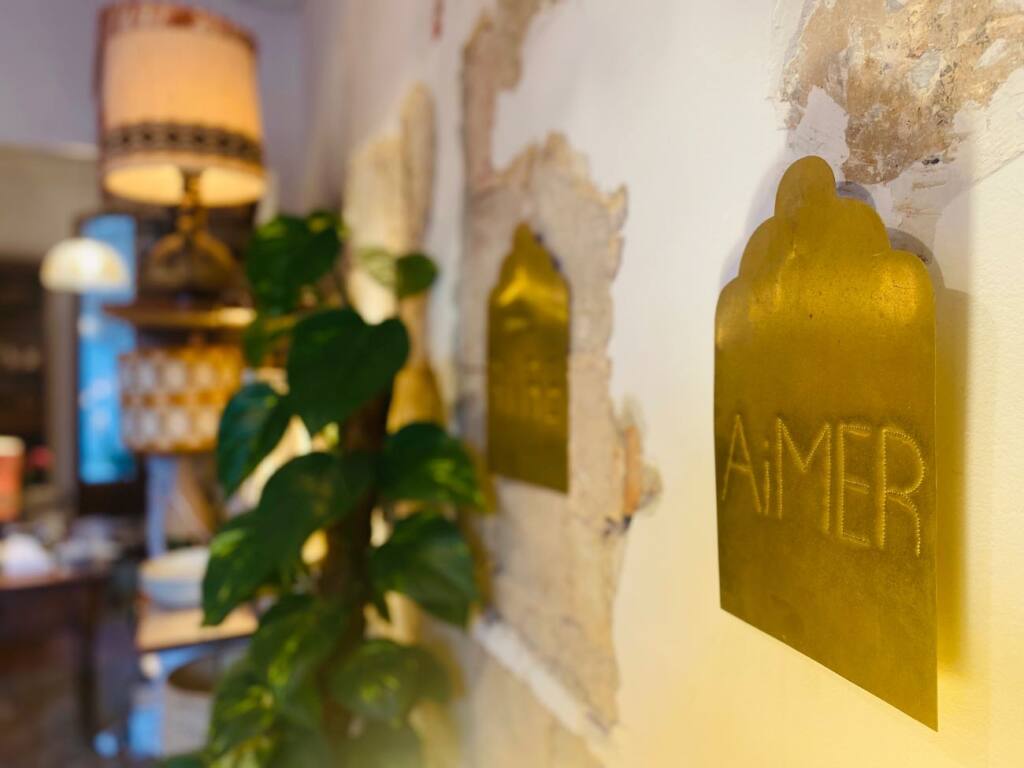 La Famille is a vegetarian restaurant in the antiques district of Marseille (decoration