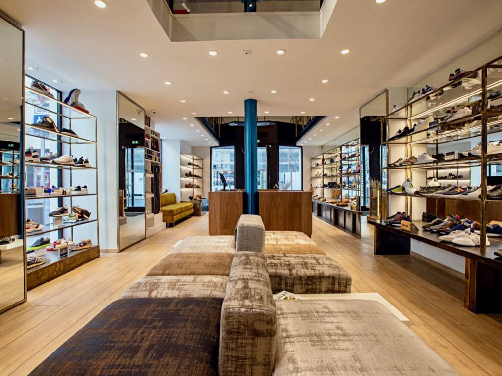 Armenak, shoe shop in Marseille, city guide love spots (shop interior)