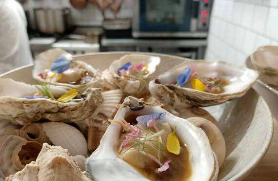 Ekume, Gastronomic restaurant in Marseille, city guide love spots (oysters)