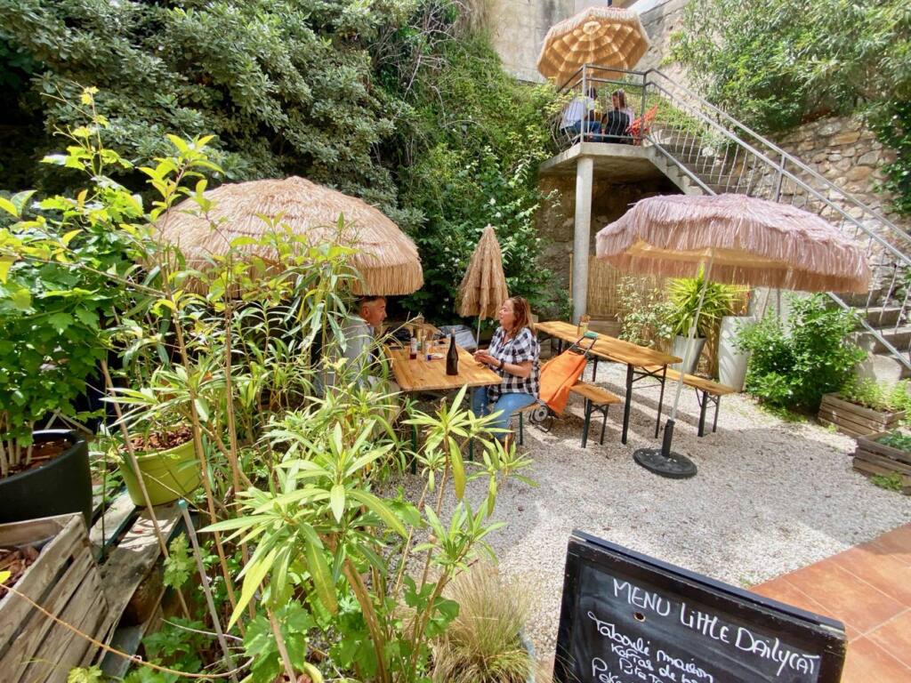 Little Dailycat: bucolic cafe in Marseille, city guide love spots (courtyard)