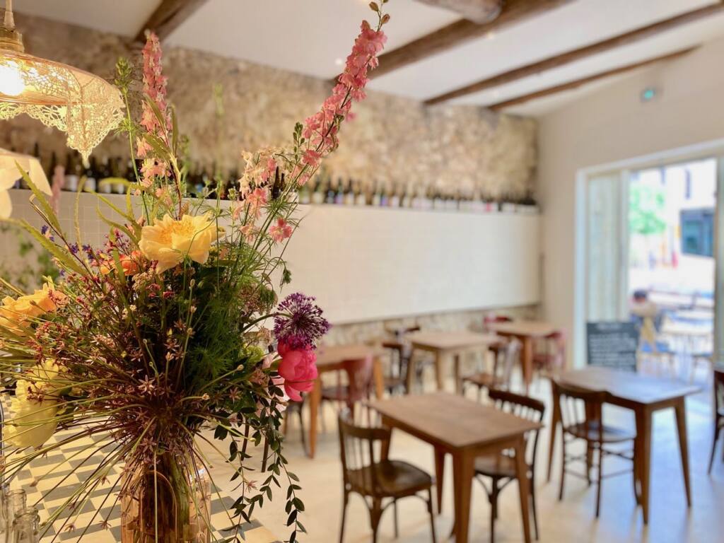 Sarment : bar à vins nature et cantine à Marseille Préfecture (fleurs)