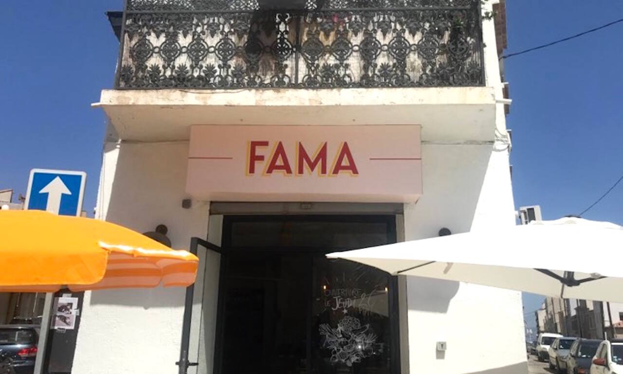 Fama superette est une epicerie situee a Samatan, a Marseille (devanture et terrasse)
