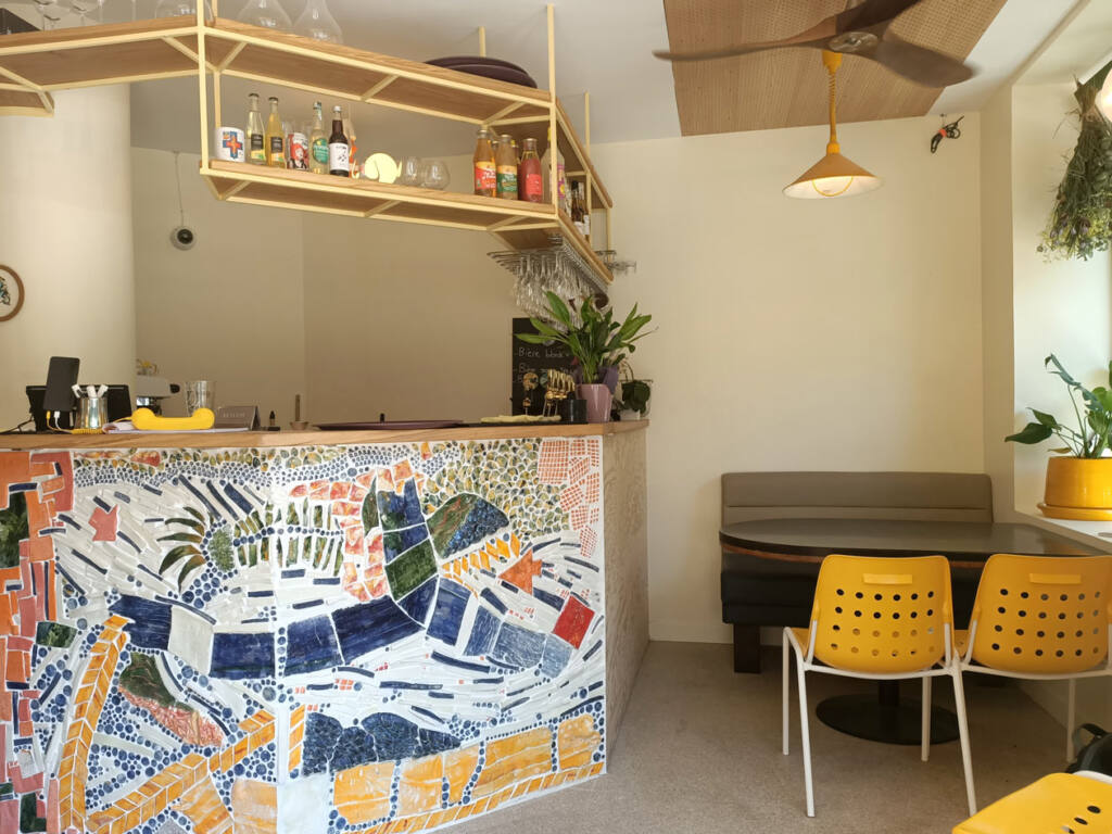Golda : cafe and restaurant in Marseille, city guide love spots (counter)