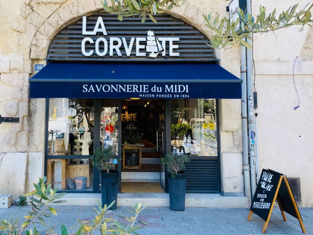 La Corvette : Boutique de la savonnerie du midi sur la place aux Huiles à Marseille (Devanture)