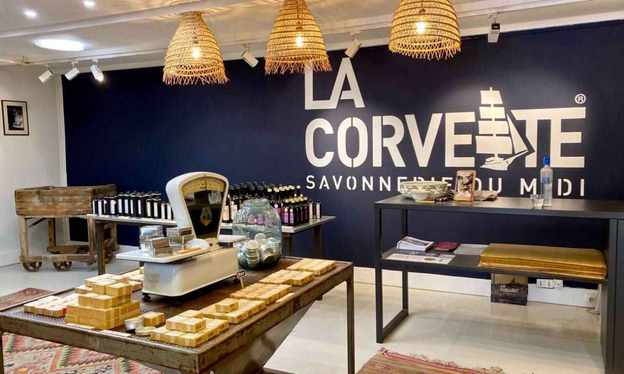 La Corvette : Boutique de la savonnerie du midi sur la place aux Huiles à Marseille  (comptoir)