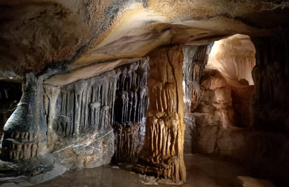 Villa Cosquer Méditerranée, visit a reconstruction of the Grotte Cosquer, city guide love spots, Marseille (cave interior)