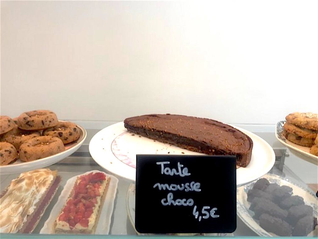 Encore un morceau est une pâtisserie située place Saint-Eugène à Marseille. (sonnette) (tarte chocolat)