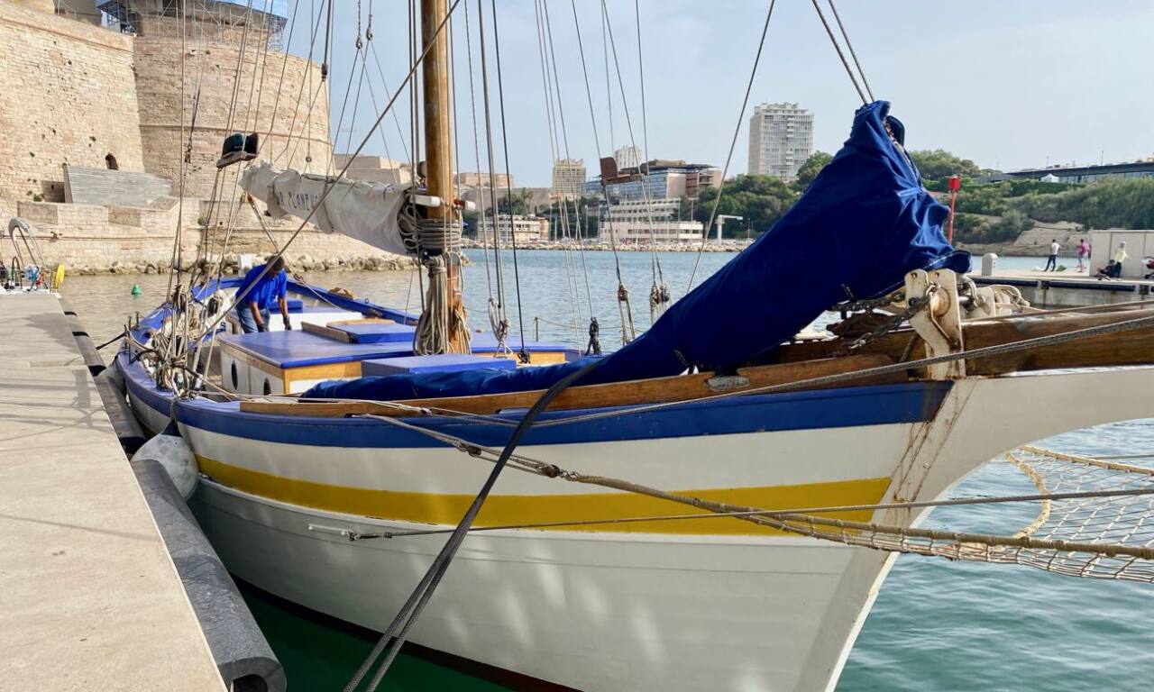 La Flâneuse : sortie en bateau traditionnel à Marseille (quai Mucem)