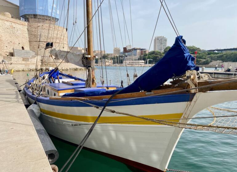 La Flâneuse : sortie en bateau traditionnel à Marseille (quai Mucem)