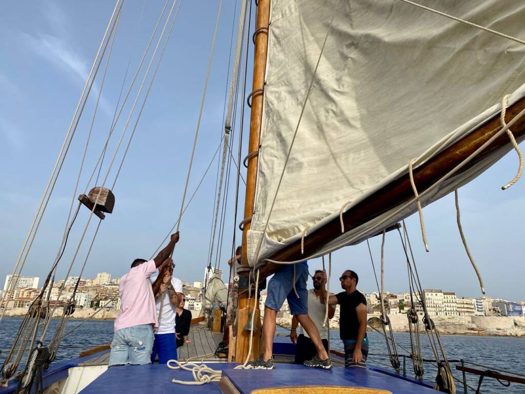 La Flâneuse : sortie en bateau traditionnel à Marseille (hissage des voiles)