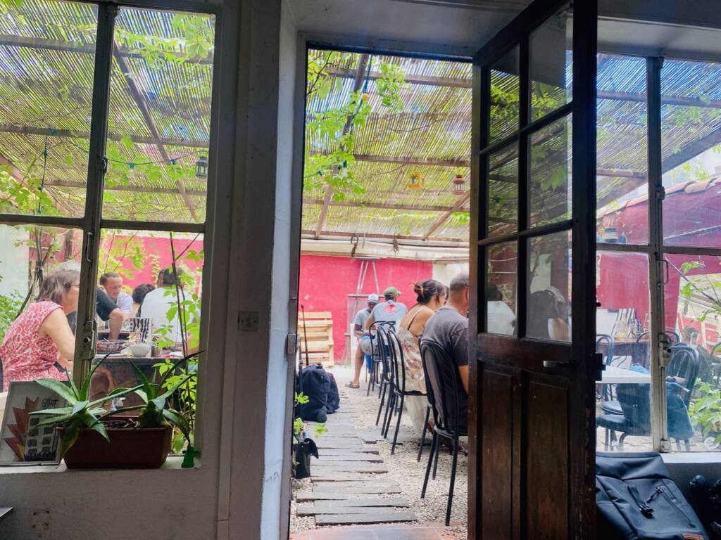 Le Grisbi : bar restaurant et galerie dans le quartier de la Belle de Mai à Marseille (veranda))