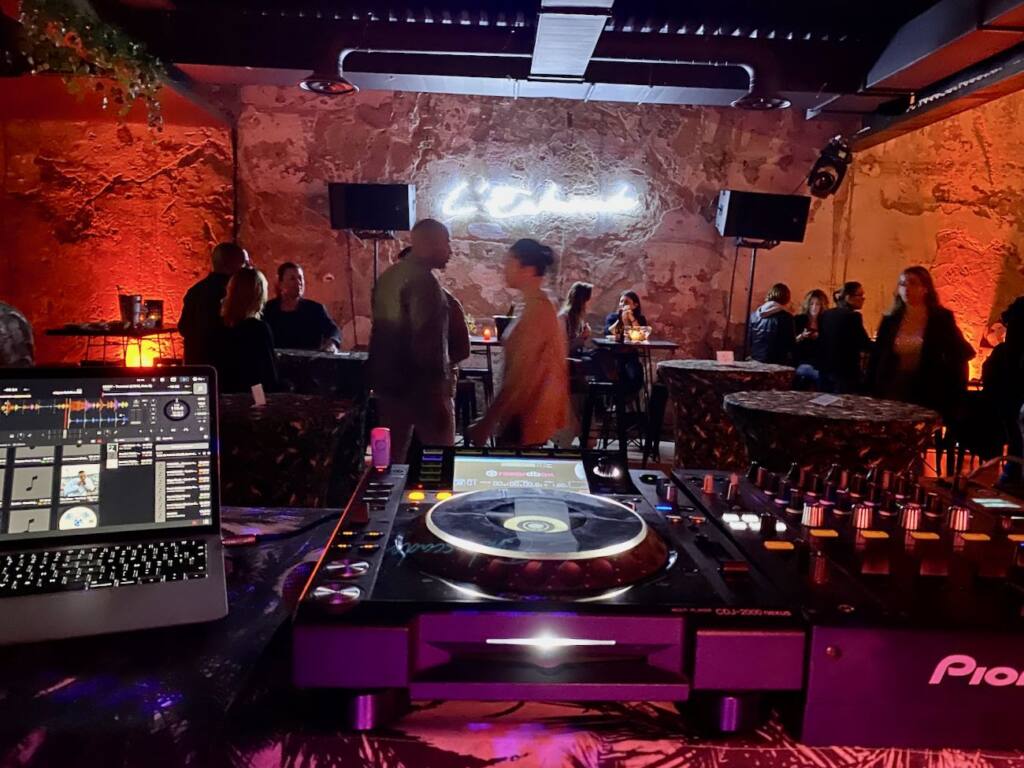 La Voûte de l'Embuscade, festive pop-up bar in Marseille, city guide love spots (DJ)