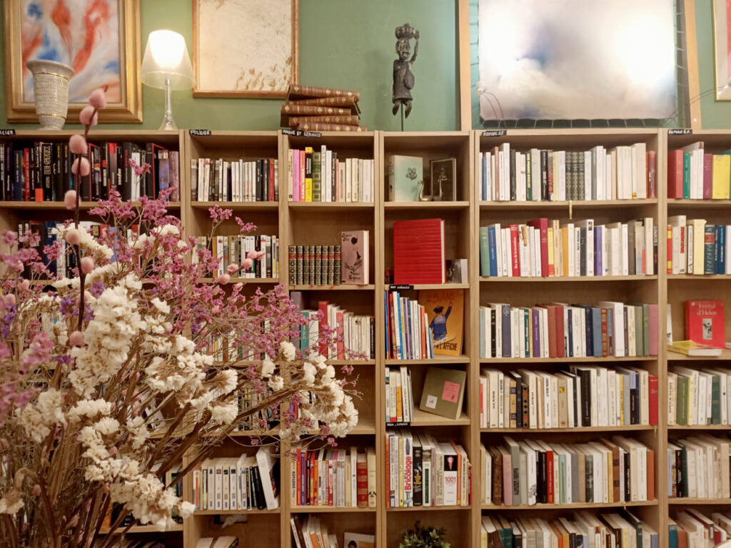 Au comptoir du livre, café librairie à Marseille : intérieur