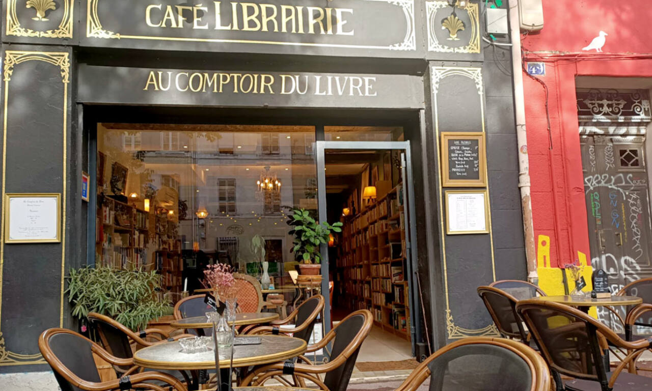 Au comptoir du livre, café librairie à Marseille : terrasse