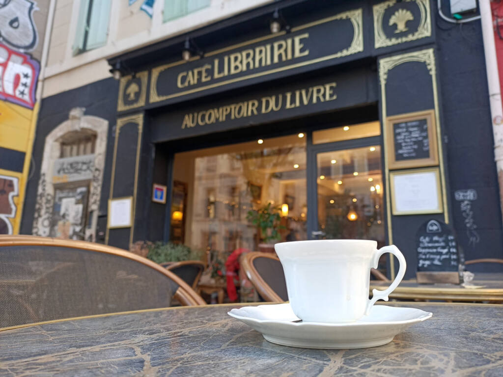 Au comptoir du livre, café librairie à Marseille : café en terrasse