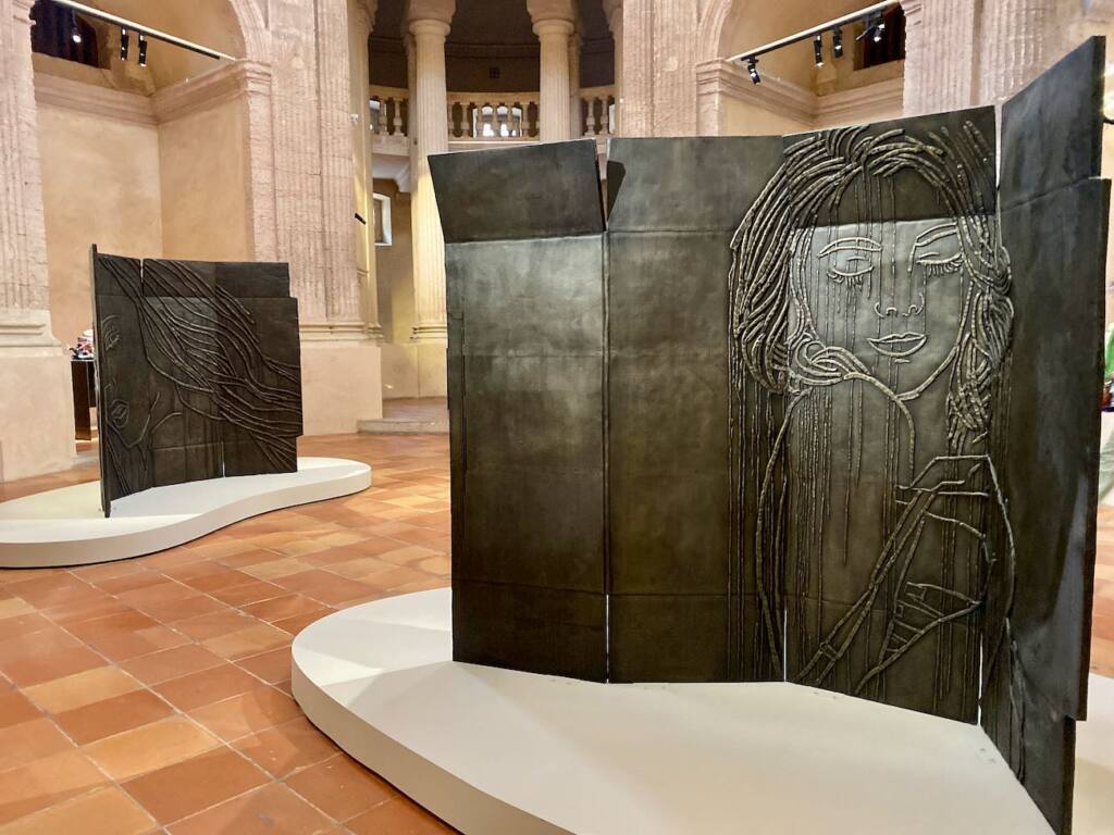 Rétrospective Ghada Amer dans la Chapelle de la Vieille Charité (panneaux bronze)