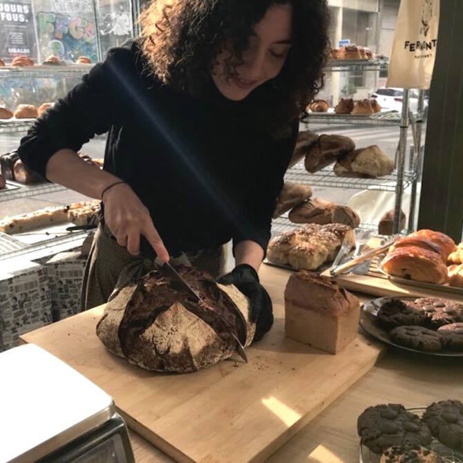 Ferments Bakery est une boulangerie et un café situé dans le quartier de Lodi (la vendeuse qui découpe le pain)