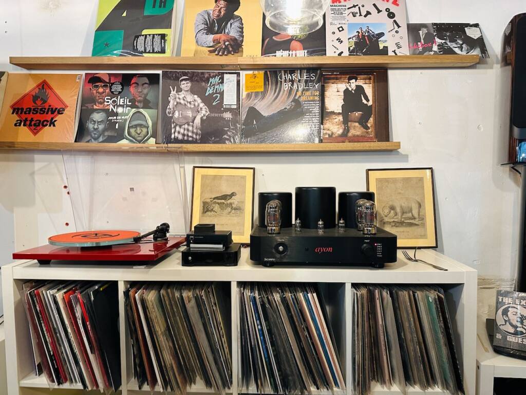 La Cave a Vinyle, Record shop, wine cellar and vegetarian canteen in Marseille, city guide love spots (records)