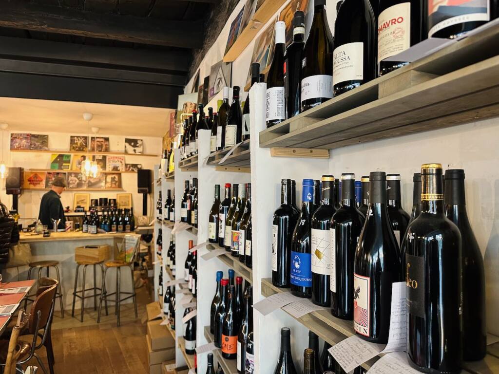 La Cave a Vinyle, Record shop, wine cellar and vegetarian canteen in Marseille, city guide love spots (wine)