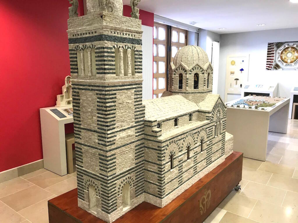 Le musée de Notre-Dame de la Garde est un musée qui propose une exposition permanente sur la construction de la basilique et des expositions temporaires. (ateliers découverte)