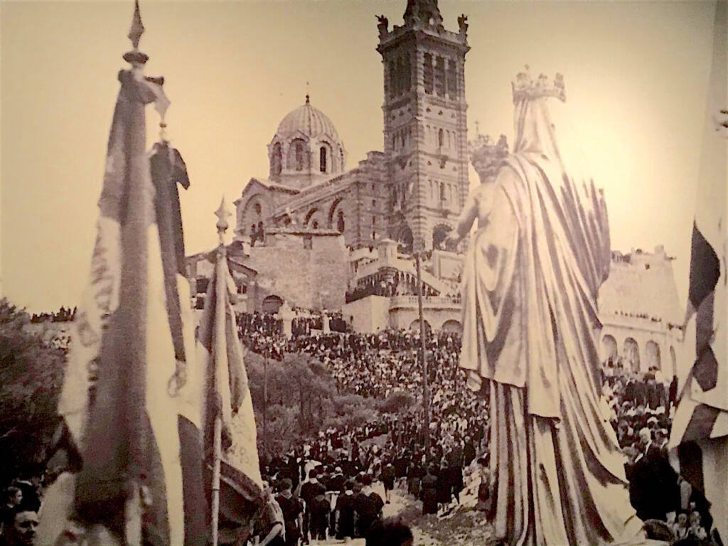 Le musée de Notre-Dame de la Garde est un musée qui propose une exposition permanente sur la construction de la basilique et des expositions temporaires (pélerinage)