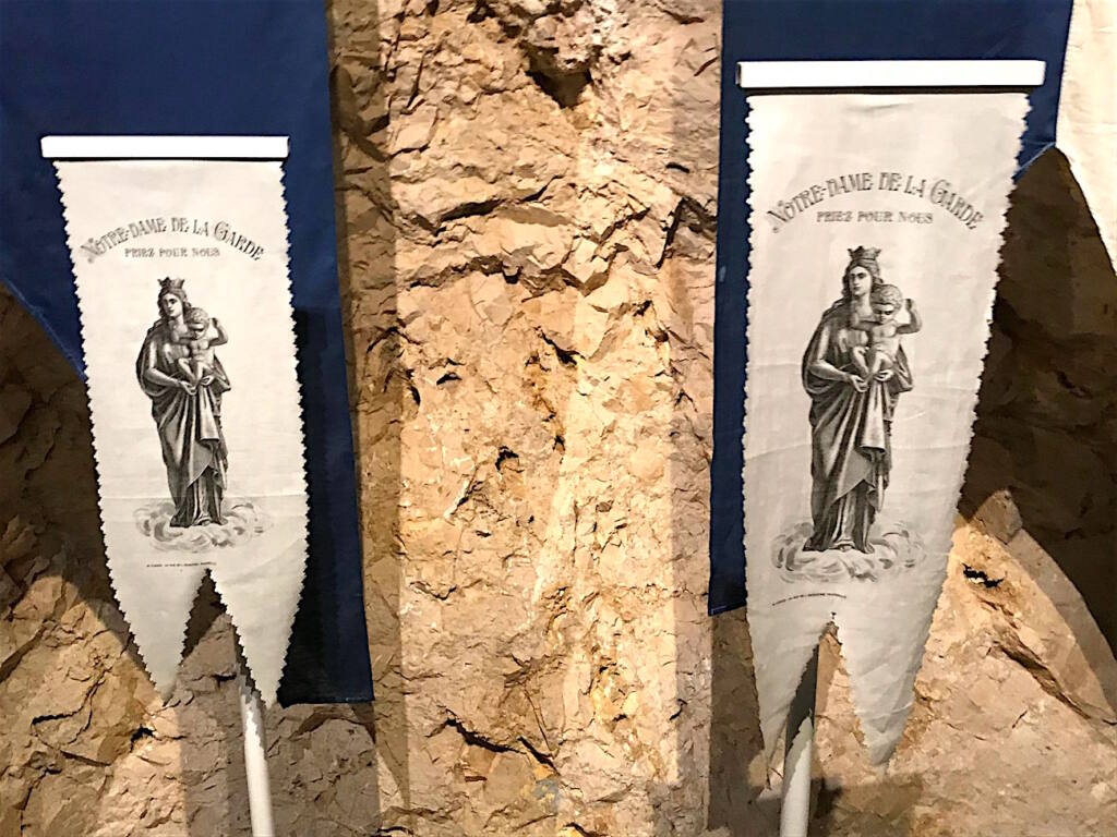 Le musée de Notre-Dame de la Garde est un musée qui propose une exposition permanente sur la construction de la basilique et des expositions temporaires. (ornement liturgique)
