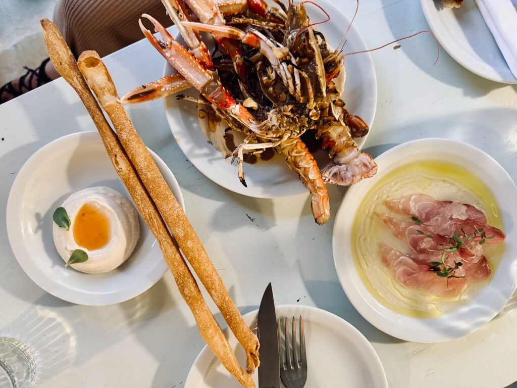La poissonnerie Kennedy est un restaurant de poissons et fruits de mer située dans le quartier de Malmousque à Marseille. (snacking)