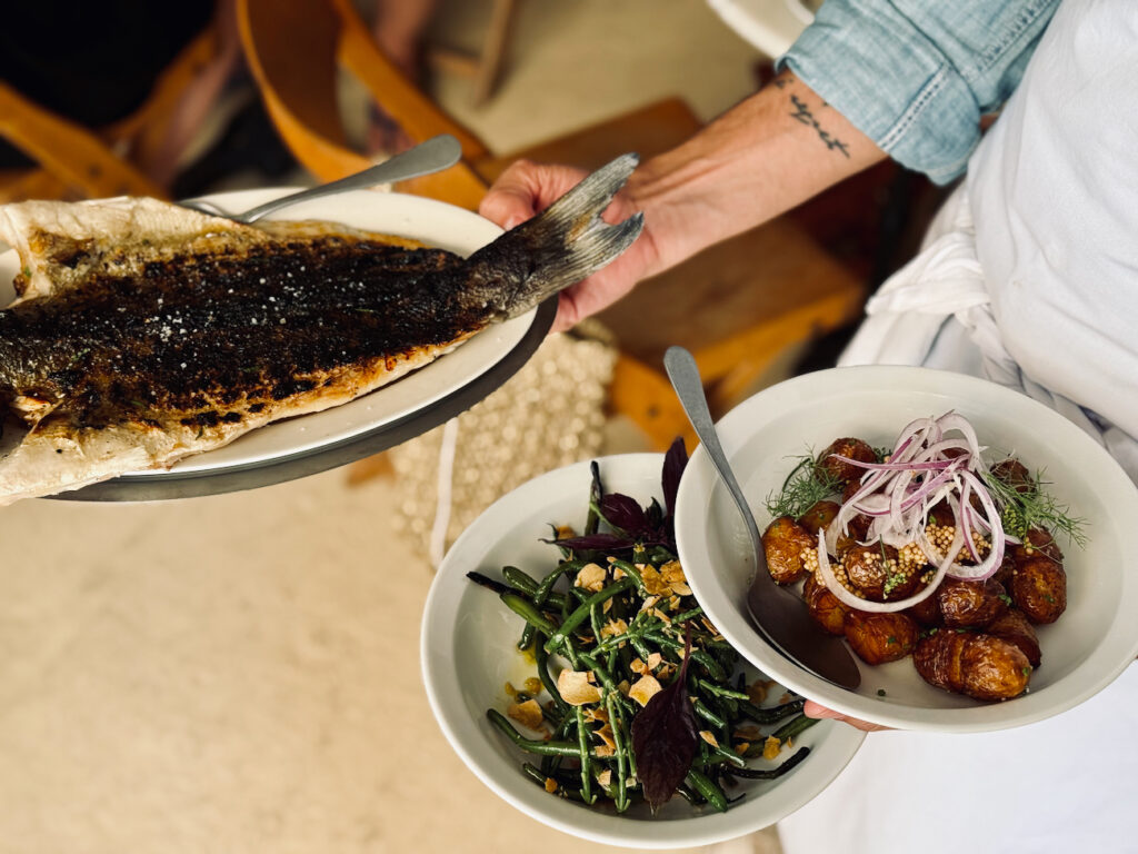 La poissonnerie Kennedy est un restaurant de poissons et fruits de mer située dans le quartier de Malmousque à Marseille. (service)