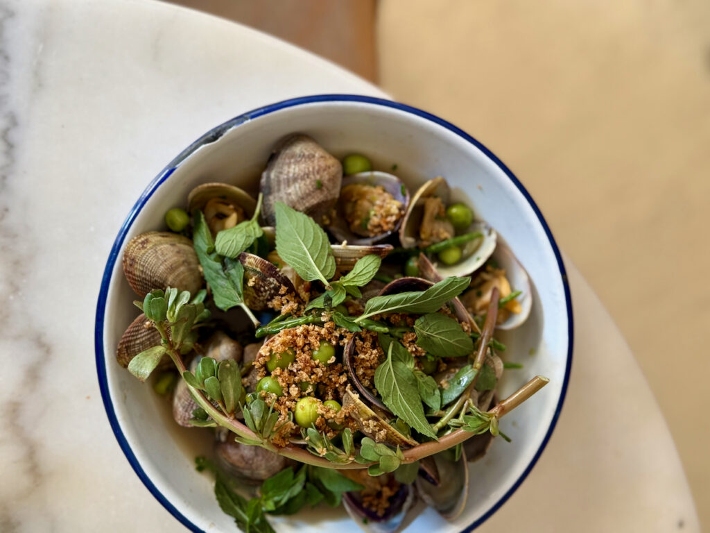 La poissonnerie Kennedy est un restaurant de poissons et fruits de mer située dans le quartier de Malmousque à Marseille. (palourdes)