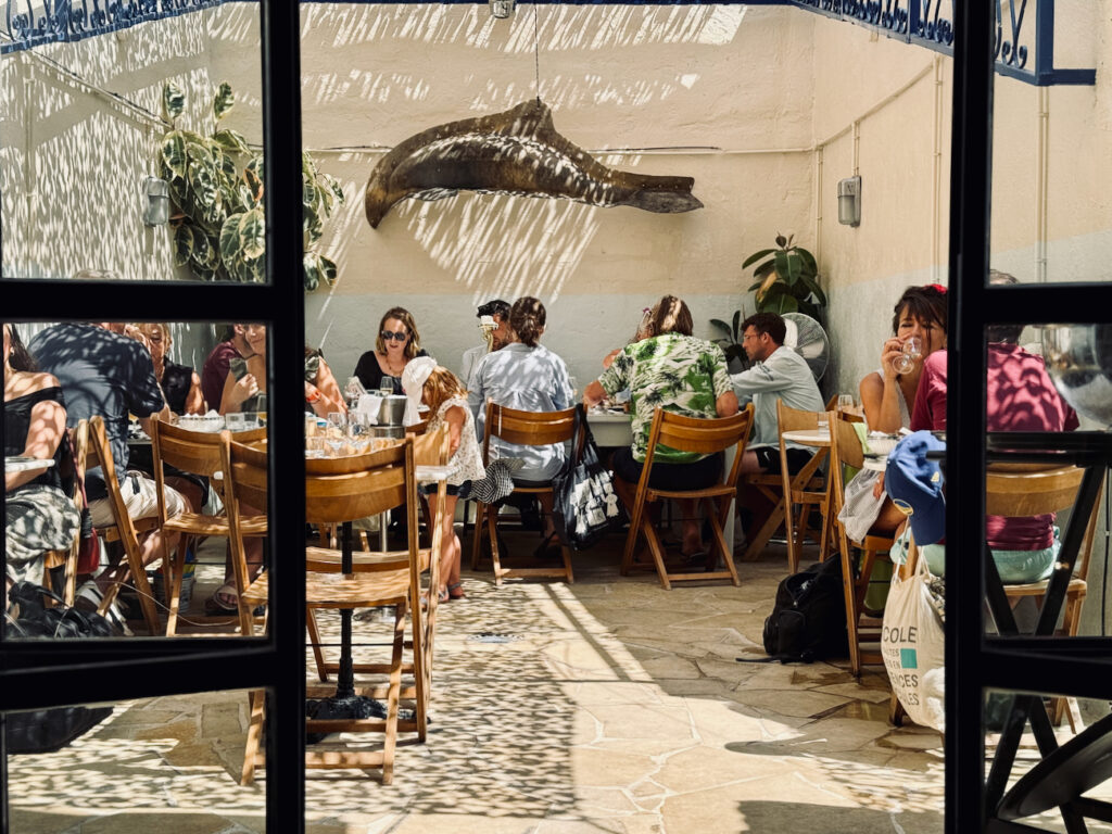 La poissonnerie Kennedy est un restaurant de poissons et fruits de mer située dans le quartier de Malmousque à Marseille. (patio bis)